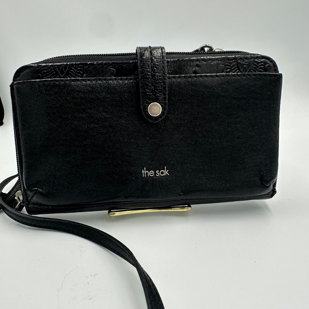 The Sak Iris Black Leather Crossbody Wallet Bag Zip Around Clutch Organizer